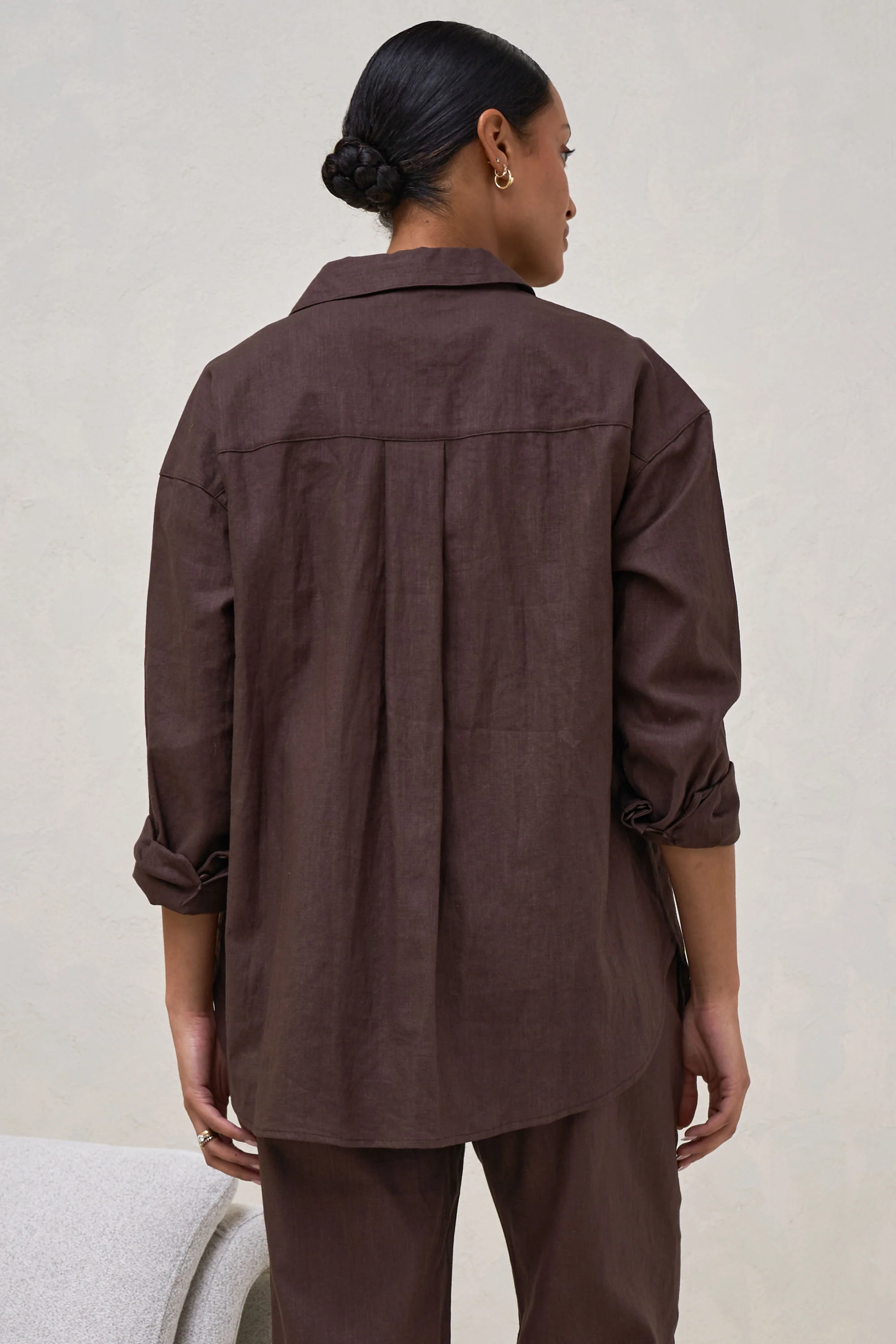 Timeless Relaxed Linen Shirt - Chocolate - Image 3