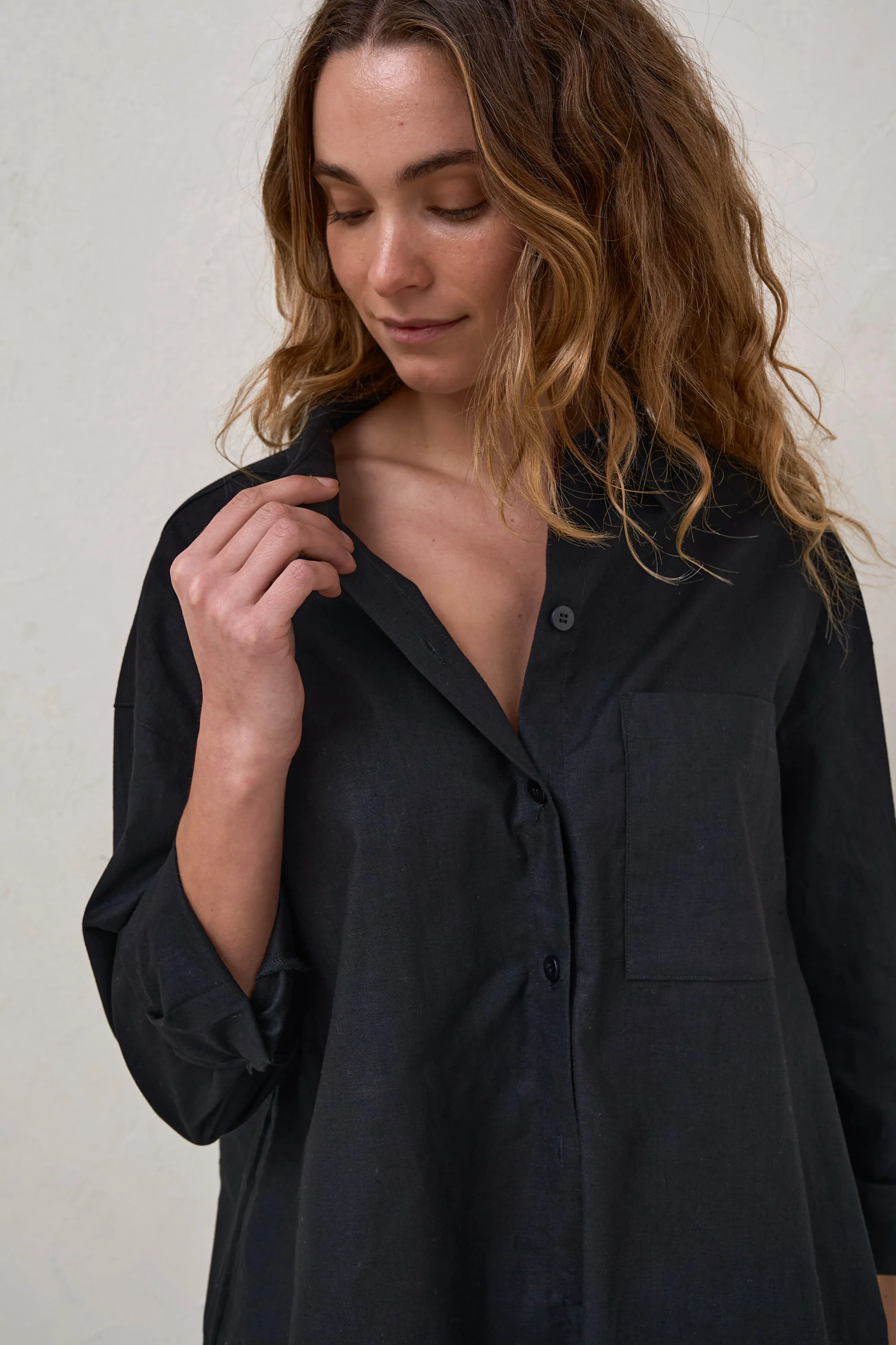 Timeless Relaxed Linen Shirt - Black - Image 10