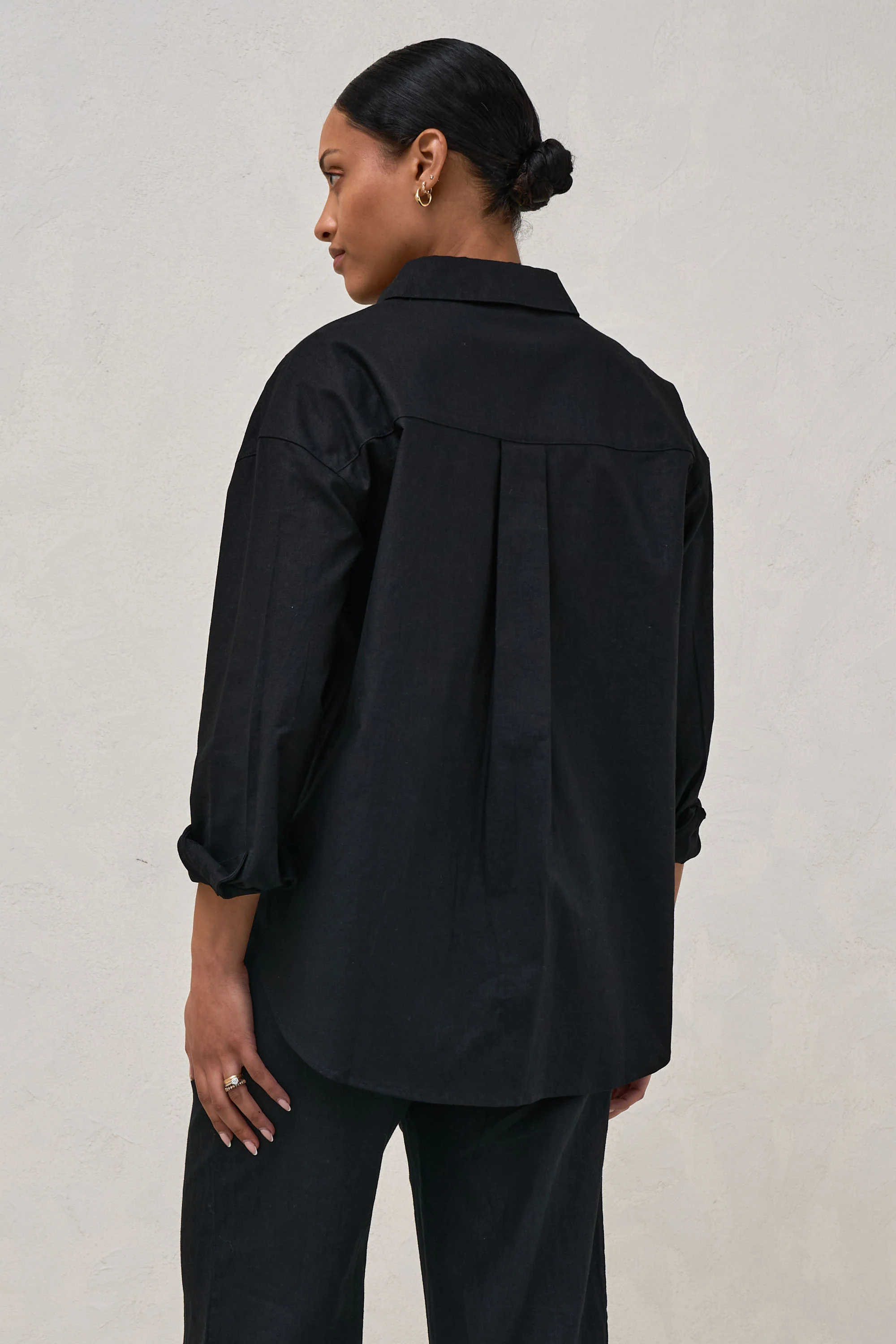 Timeless Relaxed Linen Shirt - Black - Image 4