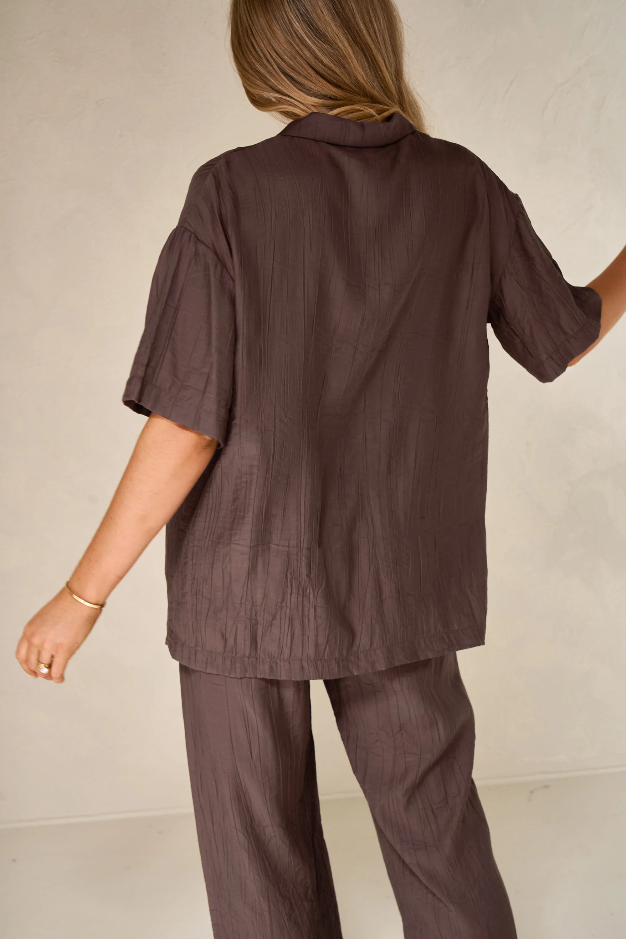 Ease Away Crinkle Shirt - Chocolate - Image 9